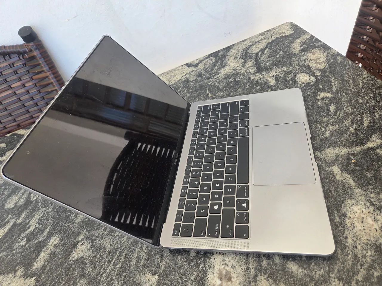 MACBOOK AIR