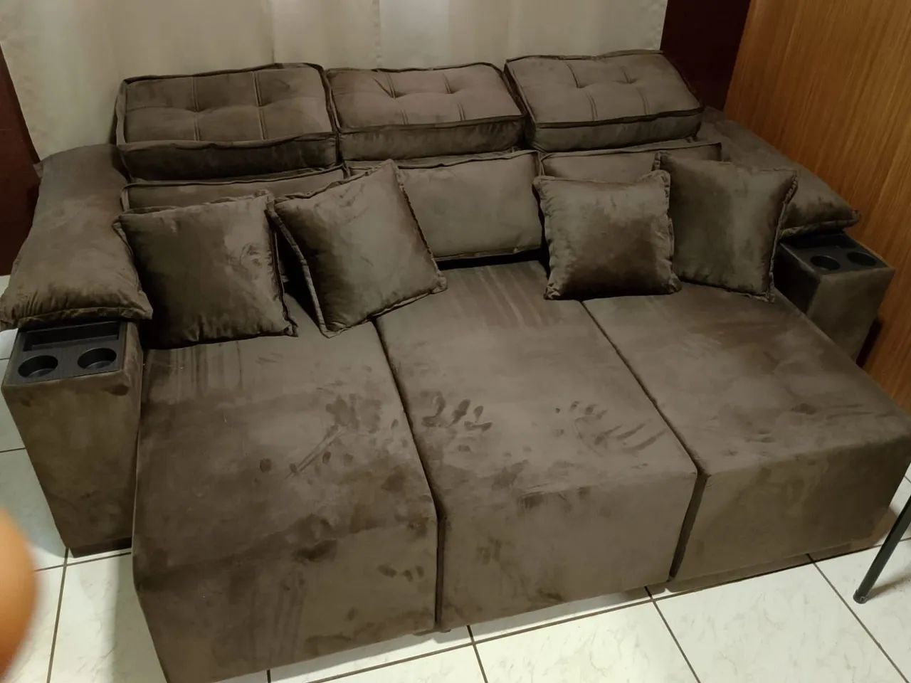 Sofá retrátil com porta copos acompanha as almofadas  - Foto 4