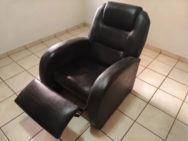 Poltrona Preta em Couro Sintético com Apoio para os Pés - Foto 3