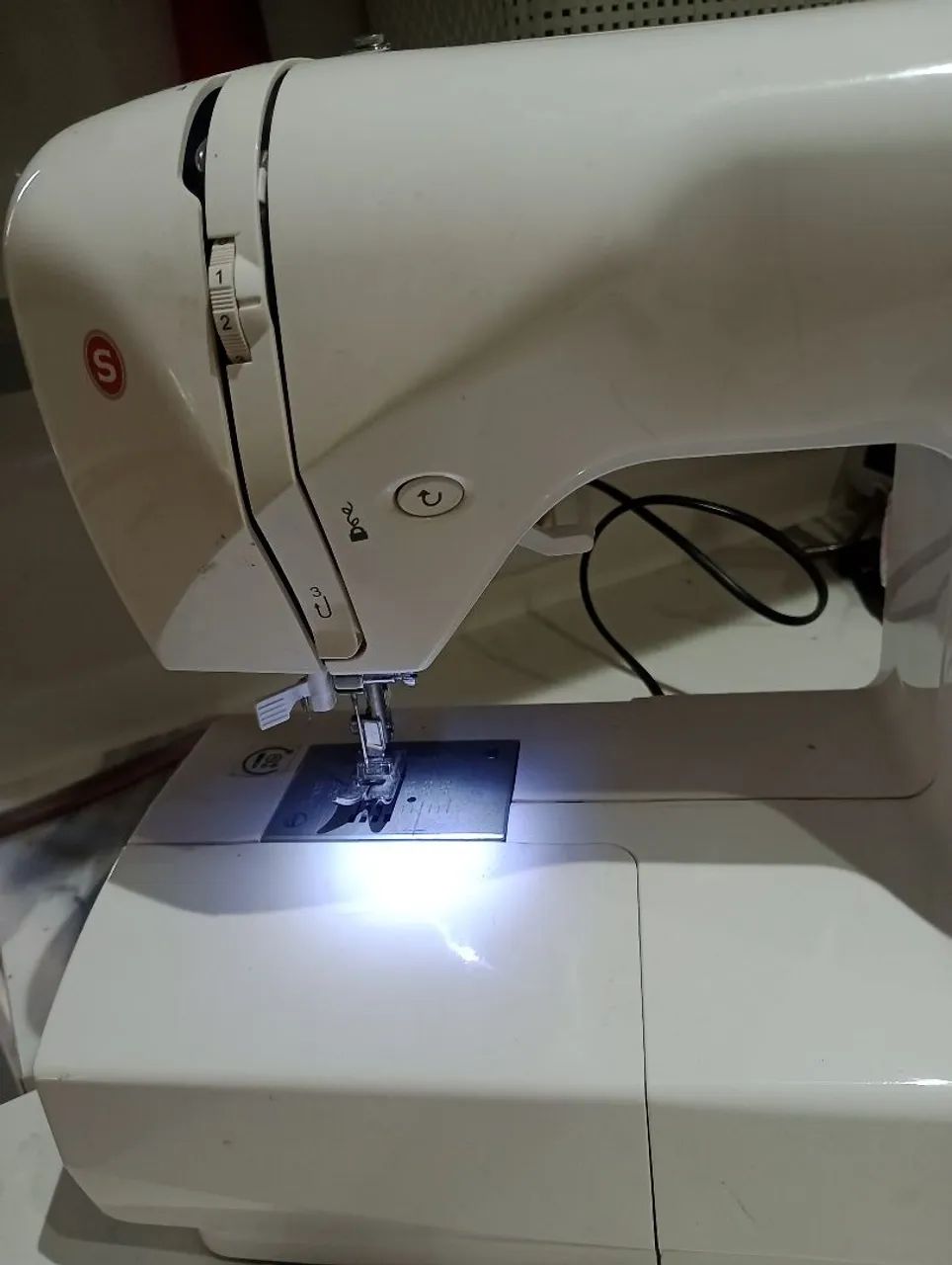 Máquina de costura singer Starlet modelo 6660 - Foto 3