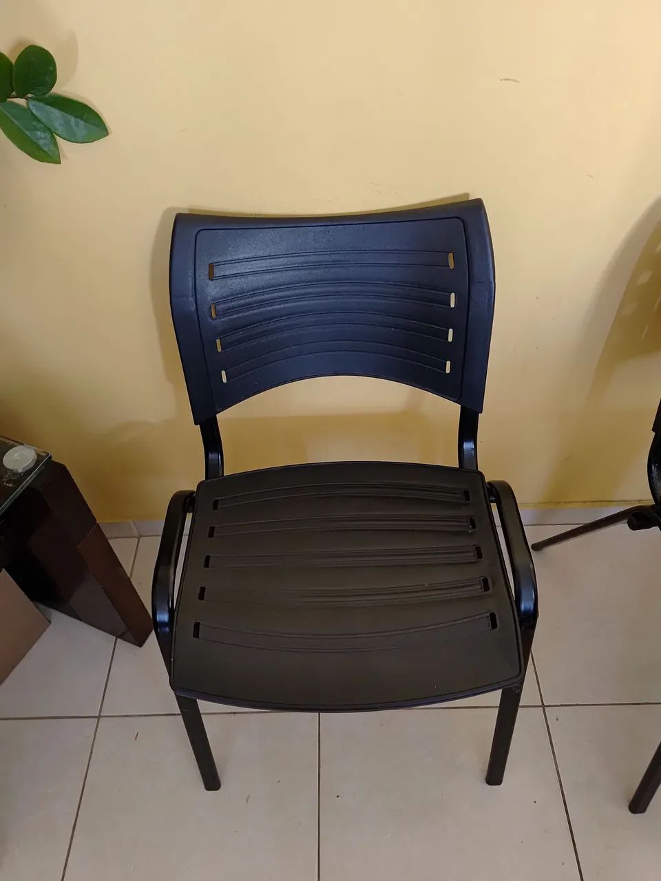 Vendo 3 cadeiras prisma ISO Desmontável  - Foto 4