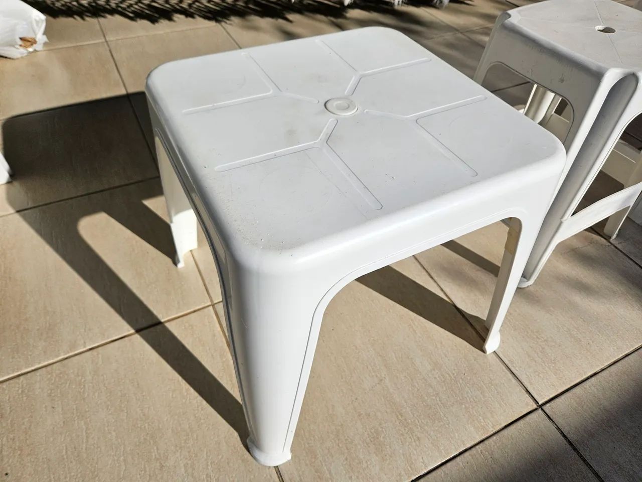Mesa e banquetas de plástico Tramontina  - Foto 3