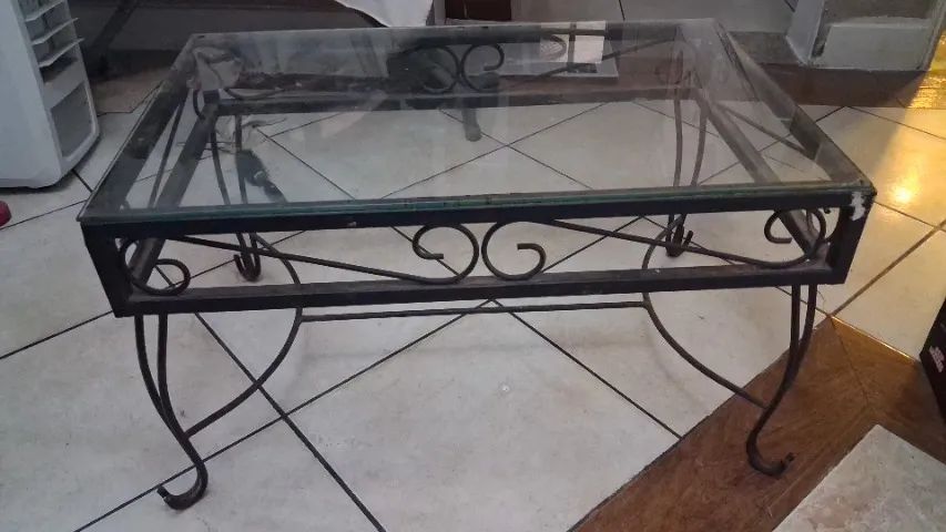 Mesa de ferro vintage com tampo de vidro