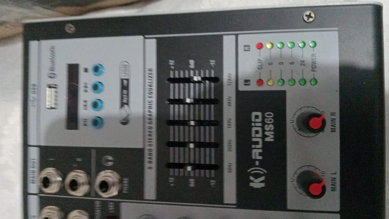 Mesa de som con caixa amplificada  - Foto 2