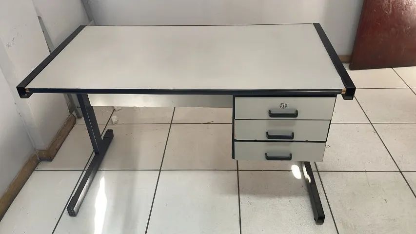 Mesa de escritório com 3 gavetas
