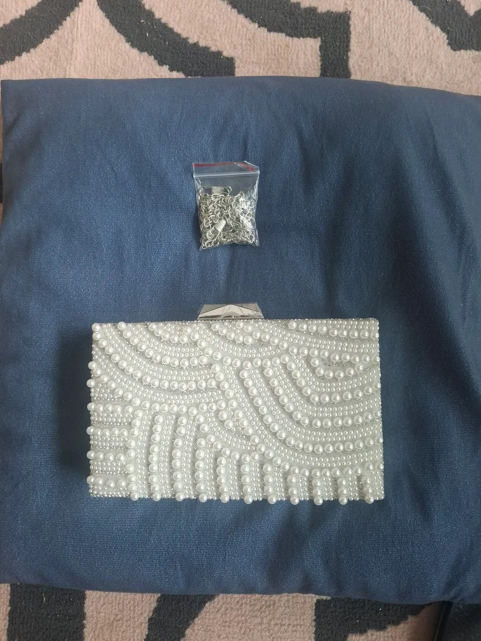 Bolsa CLUTCH em pérolas. 