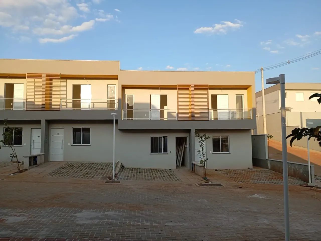 Sobrado com 3 dorms com suíte, condomínio fechado com lazer completo - Foto 2