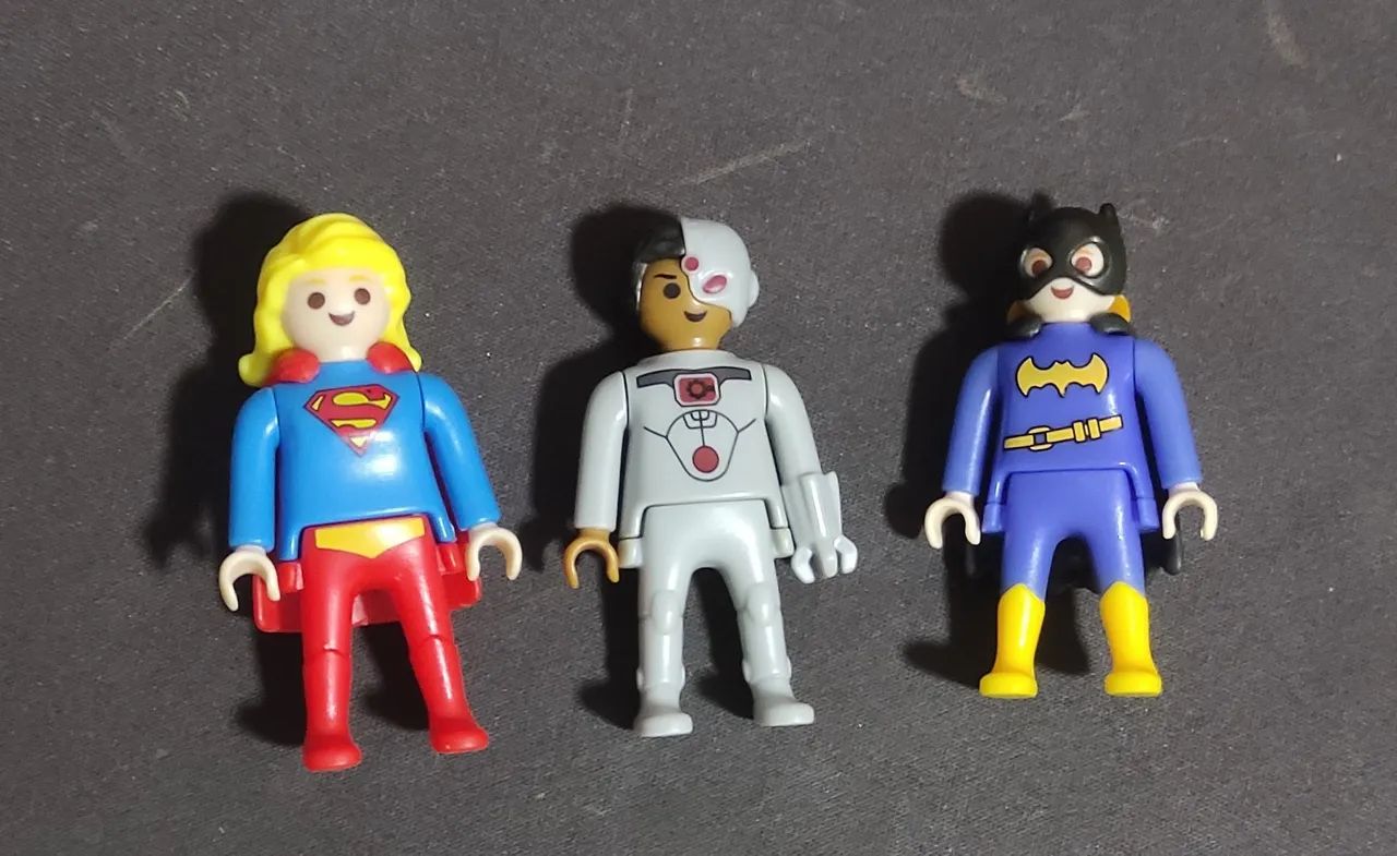 Supergirl, Cyborg, Batgirl - Colecionáveis Kinder Ovo DC Playmobil 