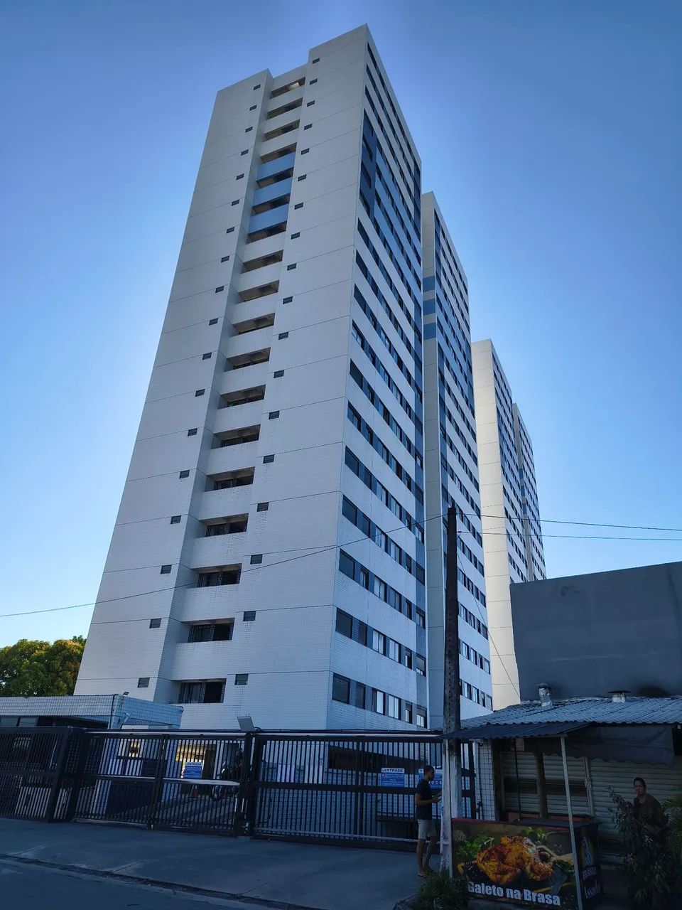 Alugo apartamento no Edifício ALICANTE, 2/4, mobiliado e com área de lazer
