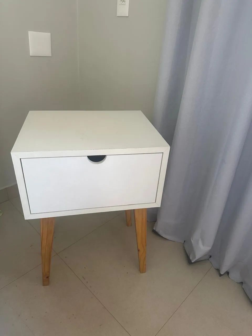 2 mesas de cabeceira 