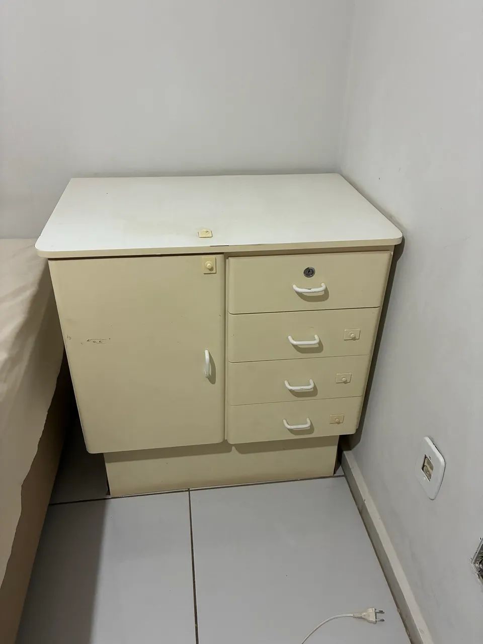 Criado com Porta e Gavetas 