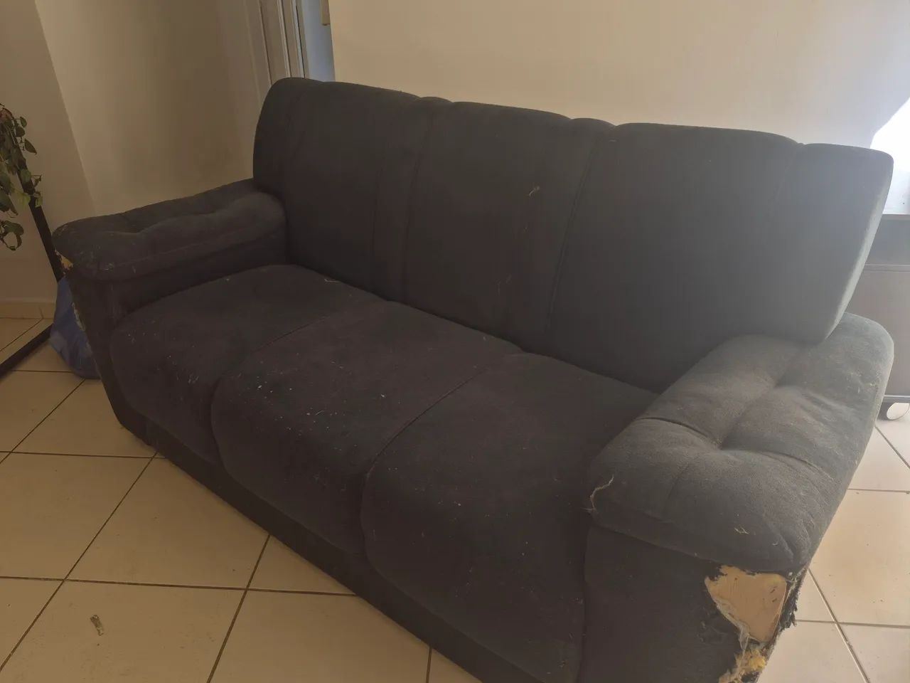 Sofá 3 lugares usado e com marcas (DOAÇÃO) - Foto 2