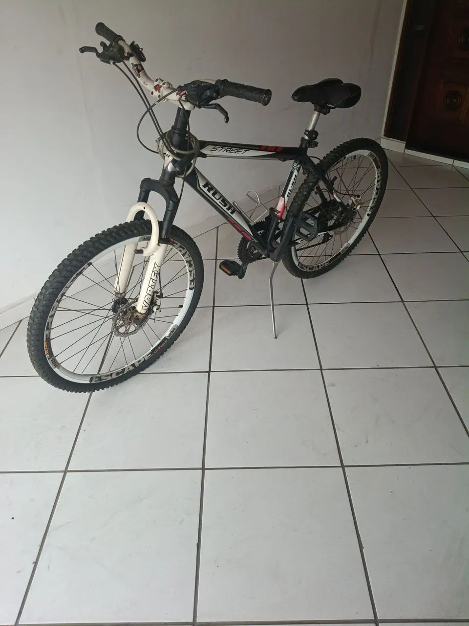 Bicicleta aro 26 com freio a disco e amortecedor  - Foto 3