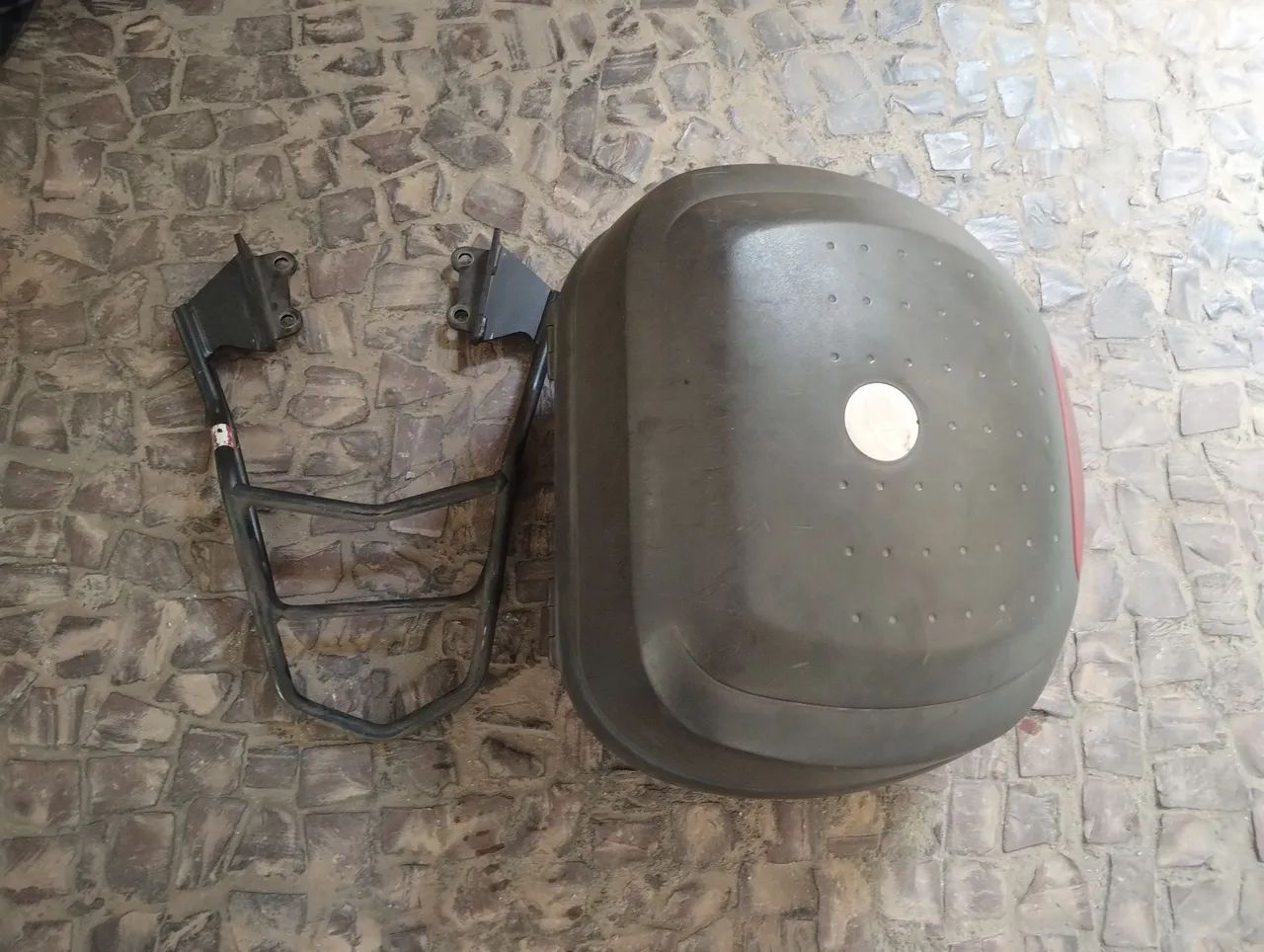 Kit para moto - Baú com suporte de ferro, capacete, roupa chuva