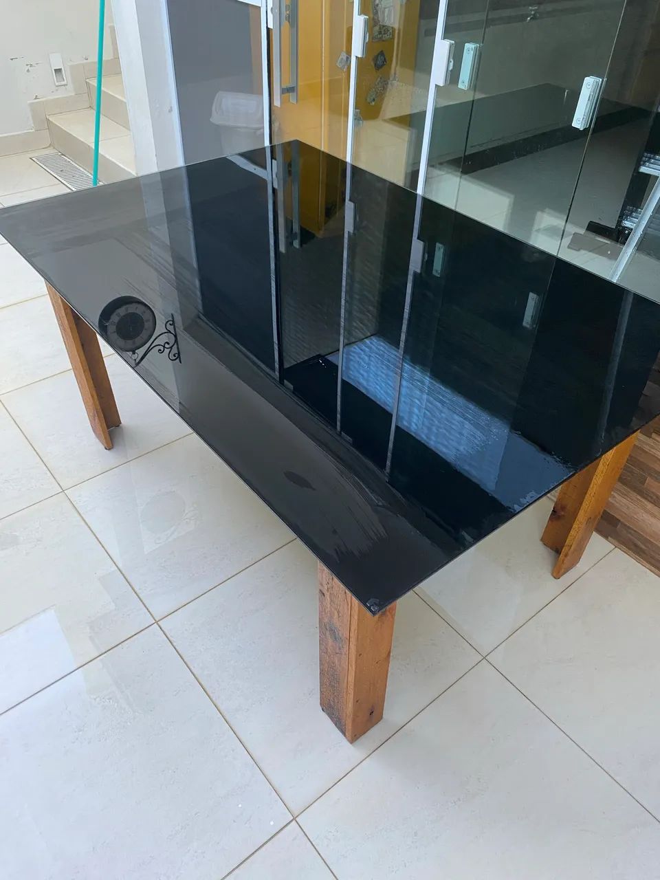 Vendo mesa pés de madeira e tampo de vidro 