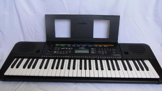 Teclado Portátil Yamaha PSR-E253 + Suporte De Partituras - Foto 2