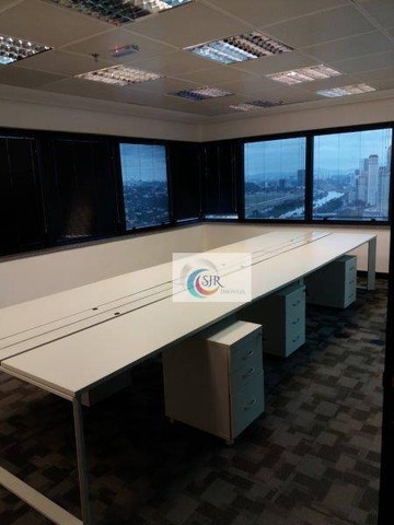 Sala comercial de 284 m² com 10 vagas de garagem, piso elevado com carpete, forro modular 