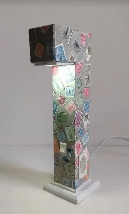 Abajur decorativo com tomadas extras. Bivolt.