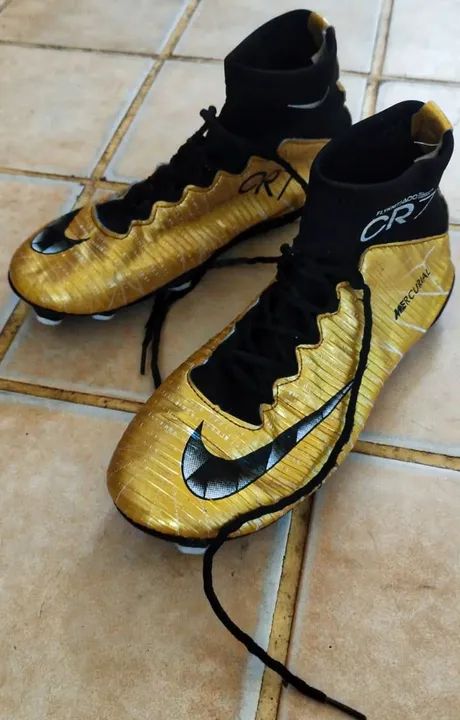 Chuteira Nike Mercurial CR7 Douradas