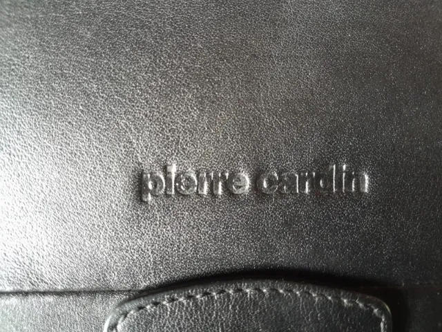 Pasta executiva italiana, em couro natural, produzida para a francesa Pierre Cardin.