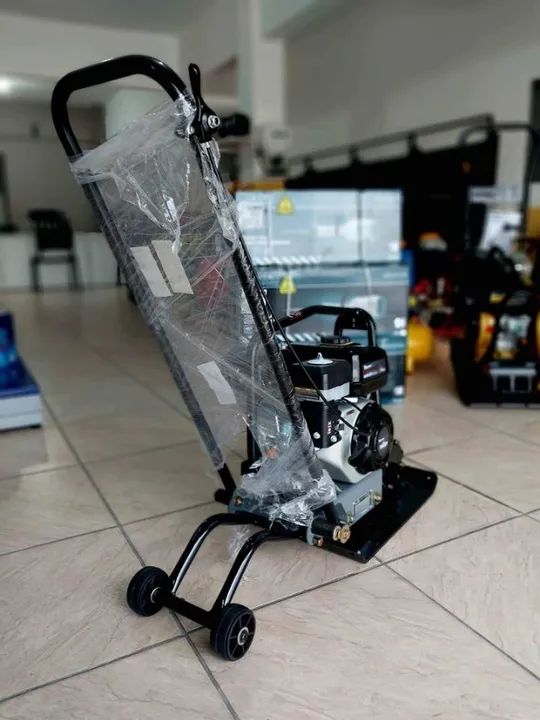 Placa vibratória 60kg a gasolina Profissional Toyama (Loja/Nova) - Foto 5