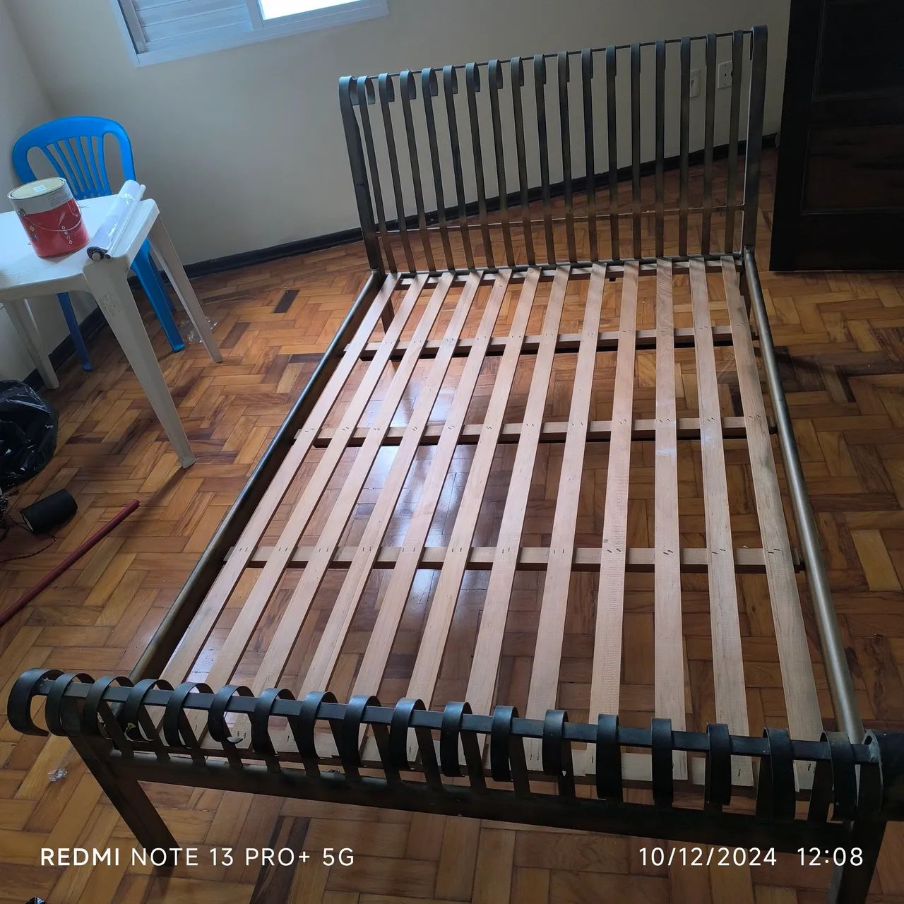 Cama de ferro com estrutura resistente - Foto 2