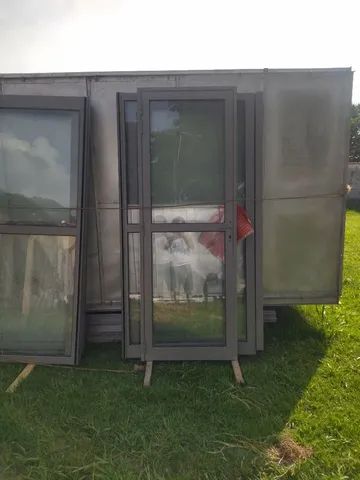 Vendo porta de alumínio e vidro