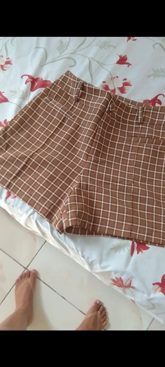 Shorts xadrez marrom