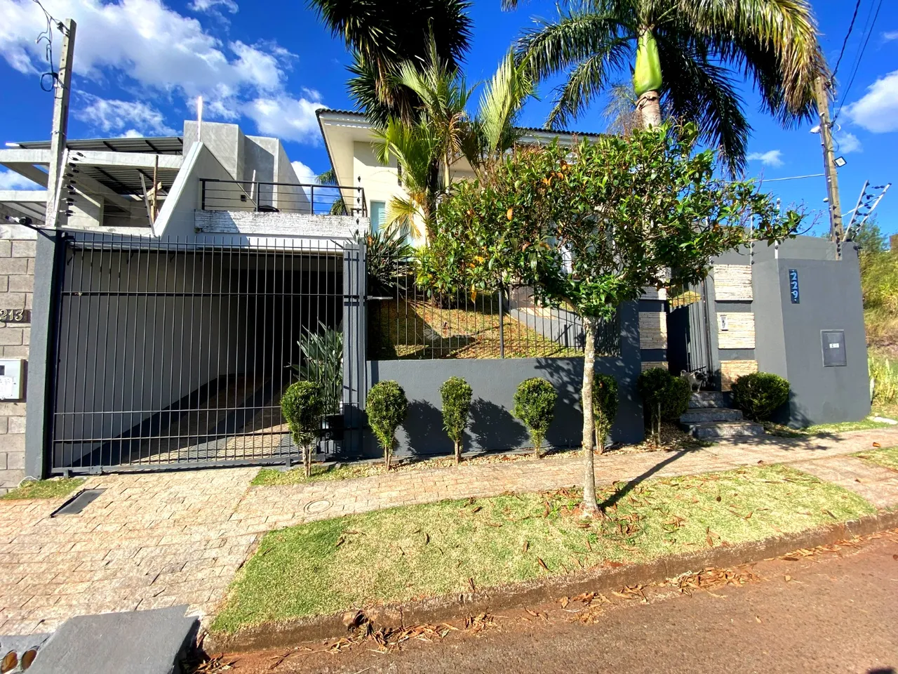 SOBRADO COM PISCINA À VENDA NO RESID. CAZARIN EM APUCARANA.