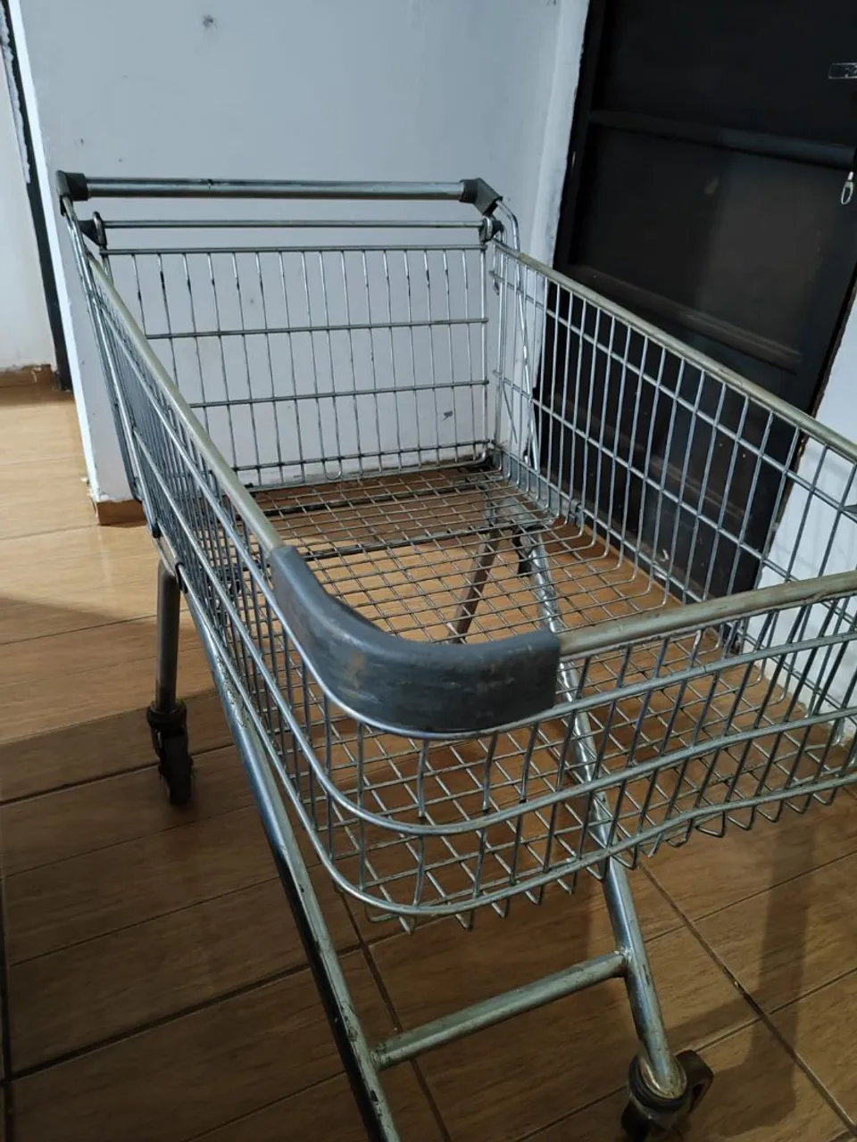 Carrinho de compras em ótimo estado