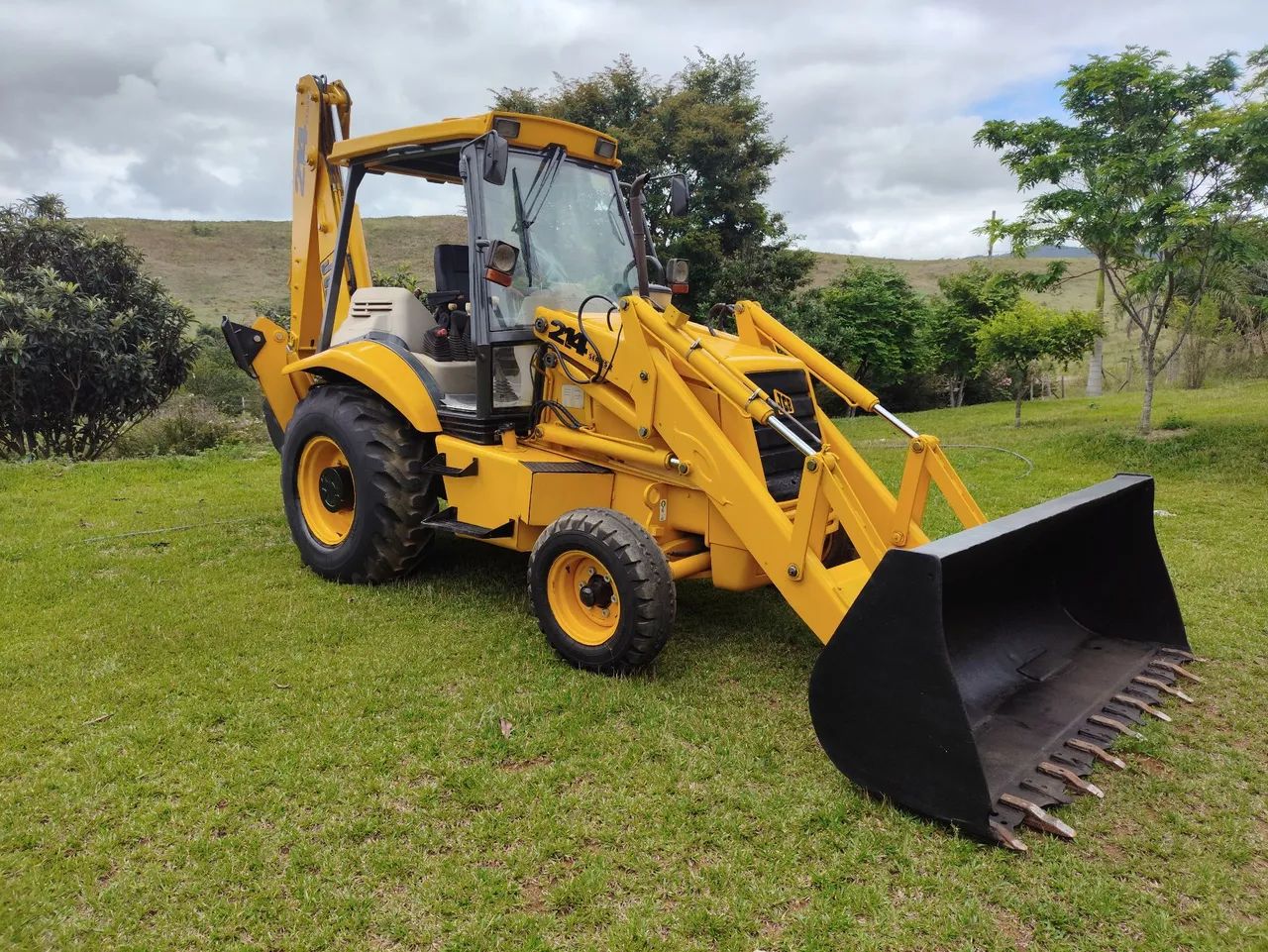 Retroescavadeira JCB 214Serie 2 - Foto 2