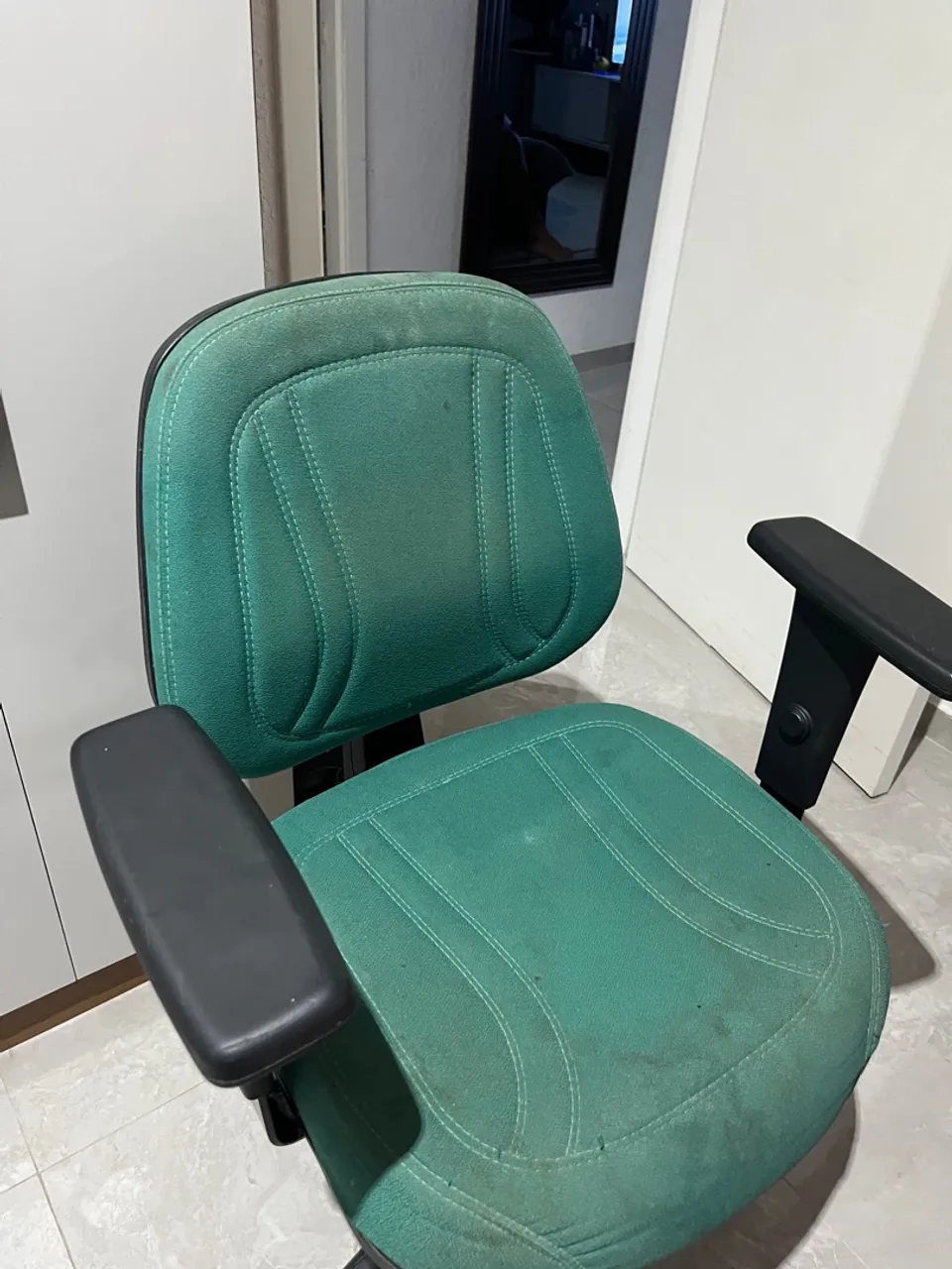Cadeira de escritório verde ergonômica