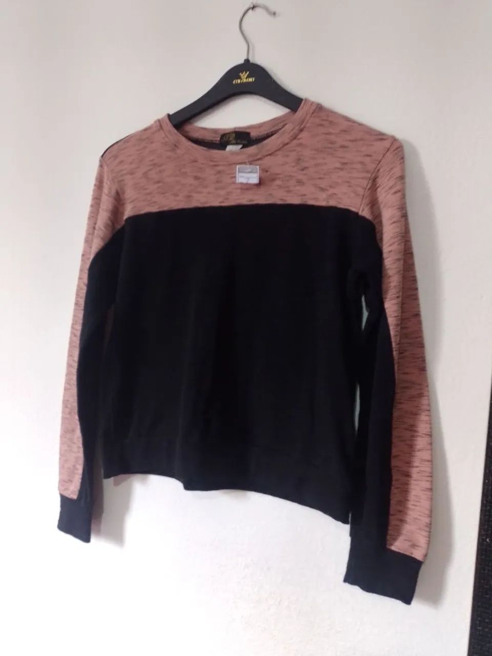 Blusa de Moletom Feminina - Preta e Rosa - tamanho P - Foto 2