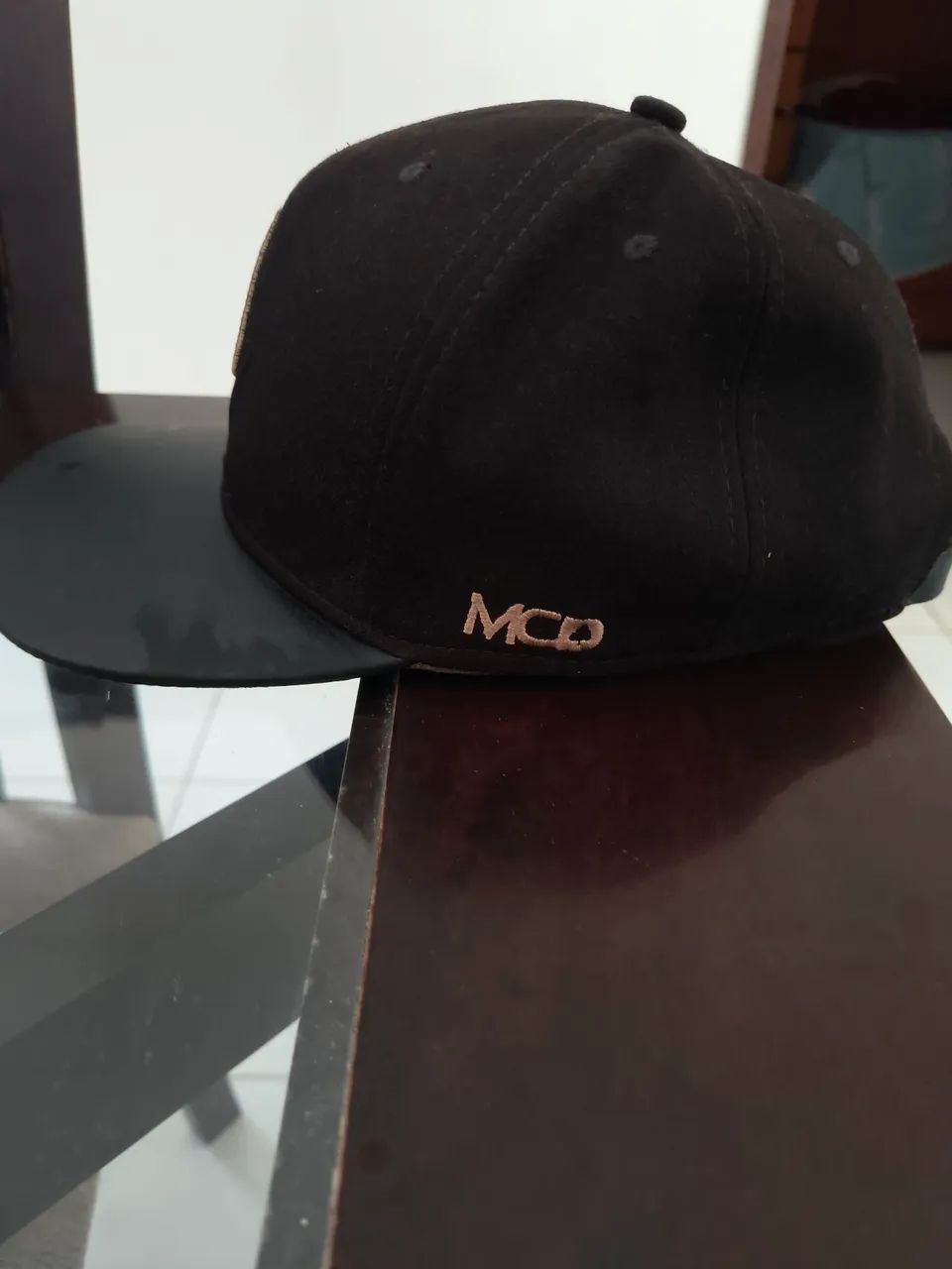 Boné Preto com Detalhe de Espada - Foto 2