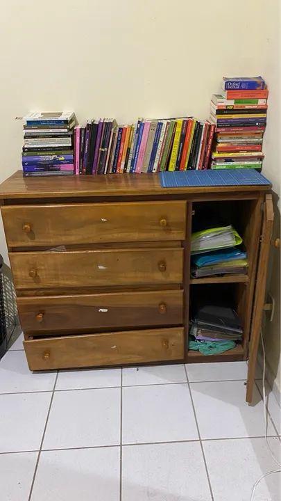 Cômoda de Madeira - 4 gavetas e 1 porta - 400,00