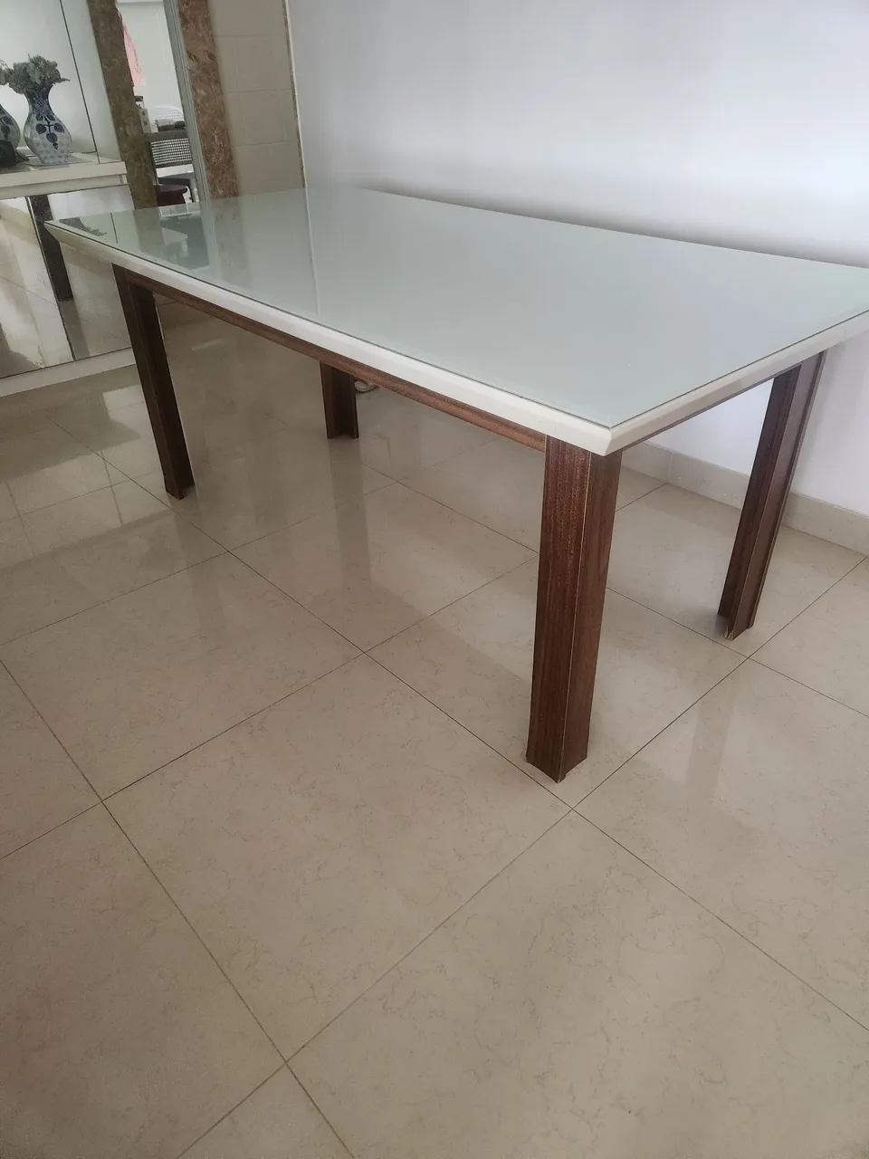 Mesa de Jantar Moderna com Tampo de Vidro