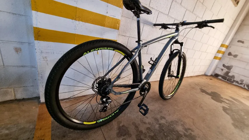 Bicicleta OGGI Hacker HDS - com freios hidráulicos e luzes