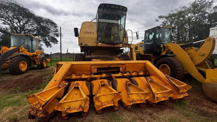 Vende-se Colheitadeira New Holland 8055 Gabinada ano: 1988 - Foto 4
