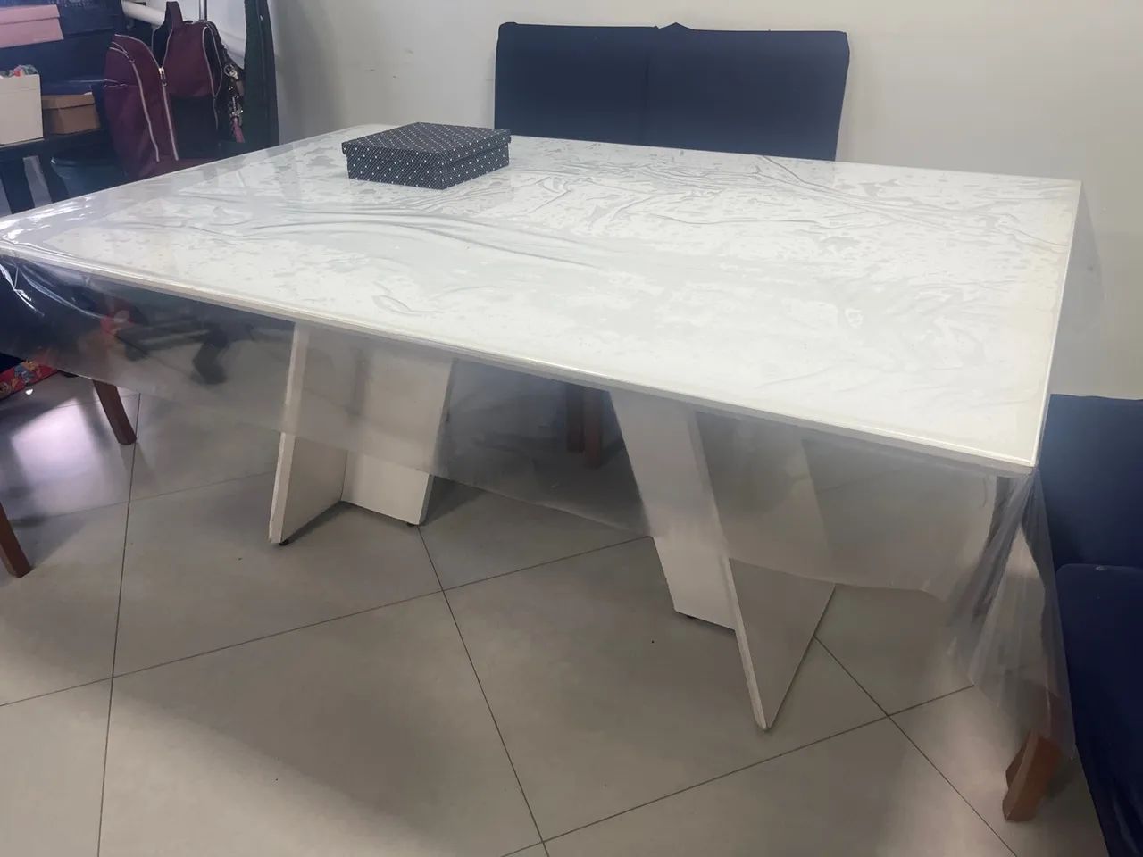 Mesa com 6 cadeiras vidro trincado pequena avaria