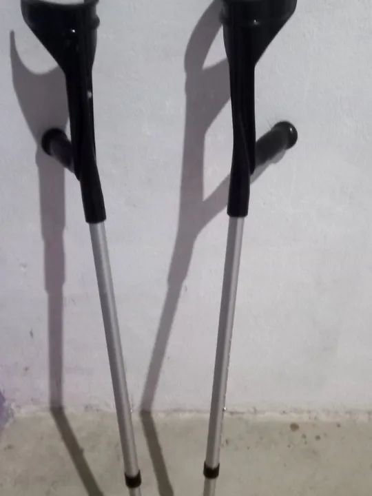 Par de Muletas alô cor preta 