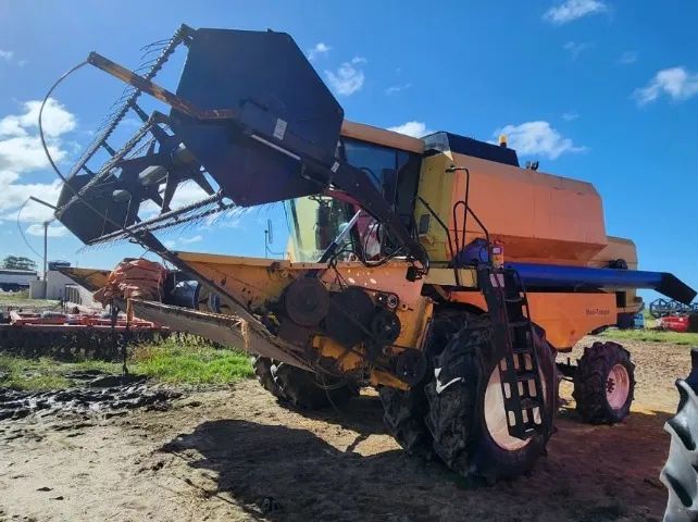 Colheitadeira New Holland TC5090