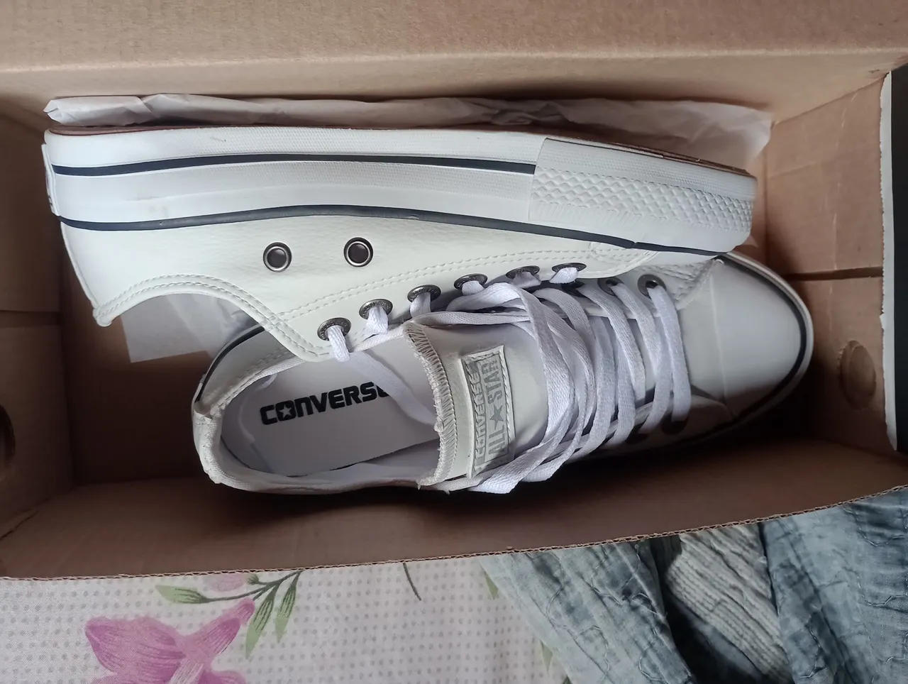 Converse All Star Branco e uma sandália Vizzano