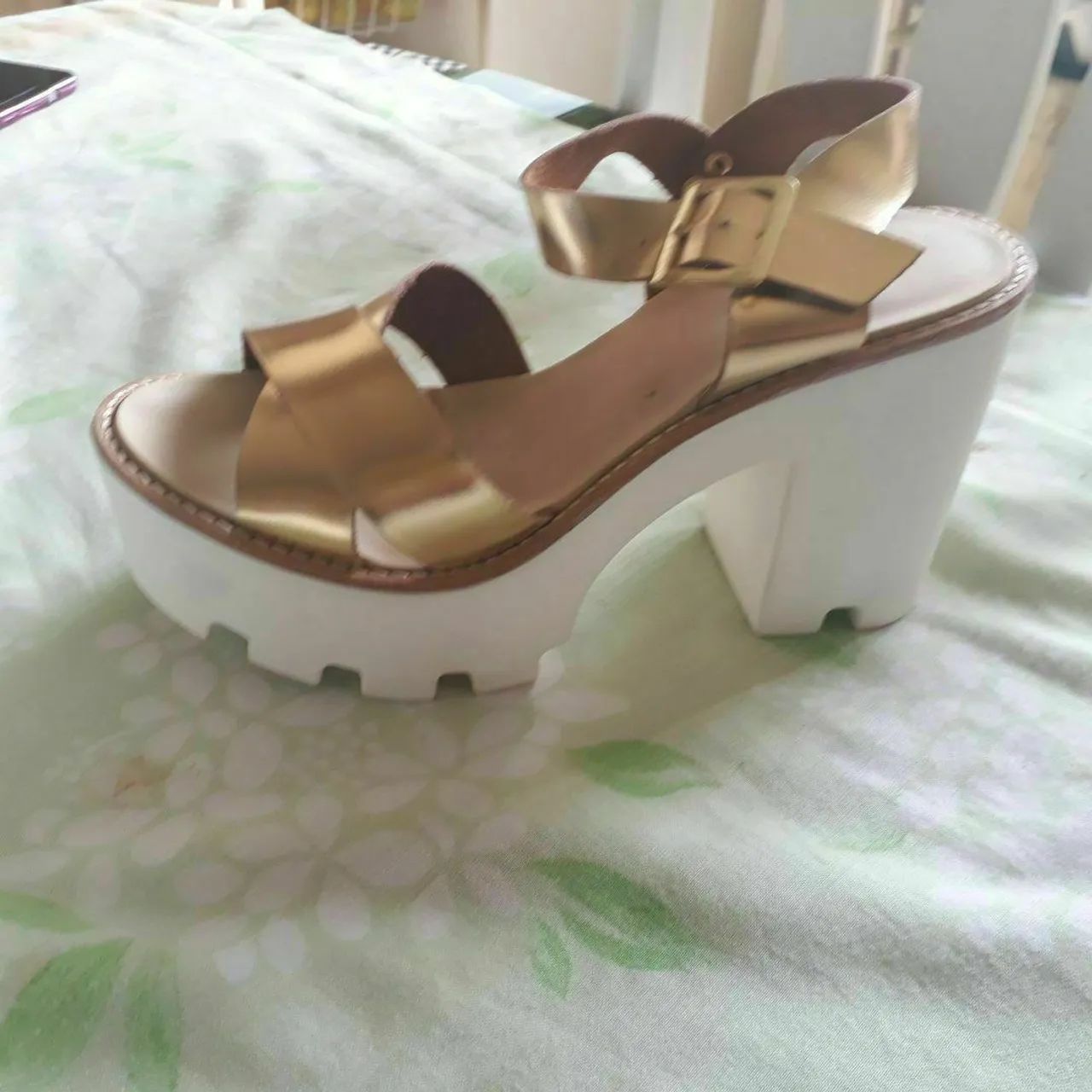 Sandália Plataforma Dourada - Elegância e Conforto