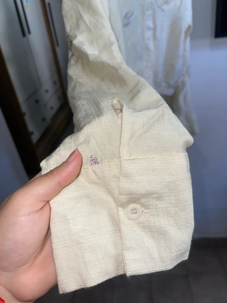 Camisa curta em linho e bordados.  - Foto 3