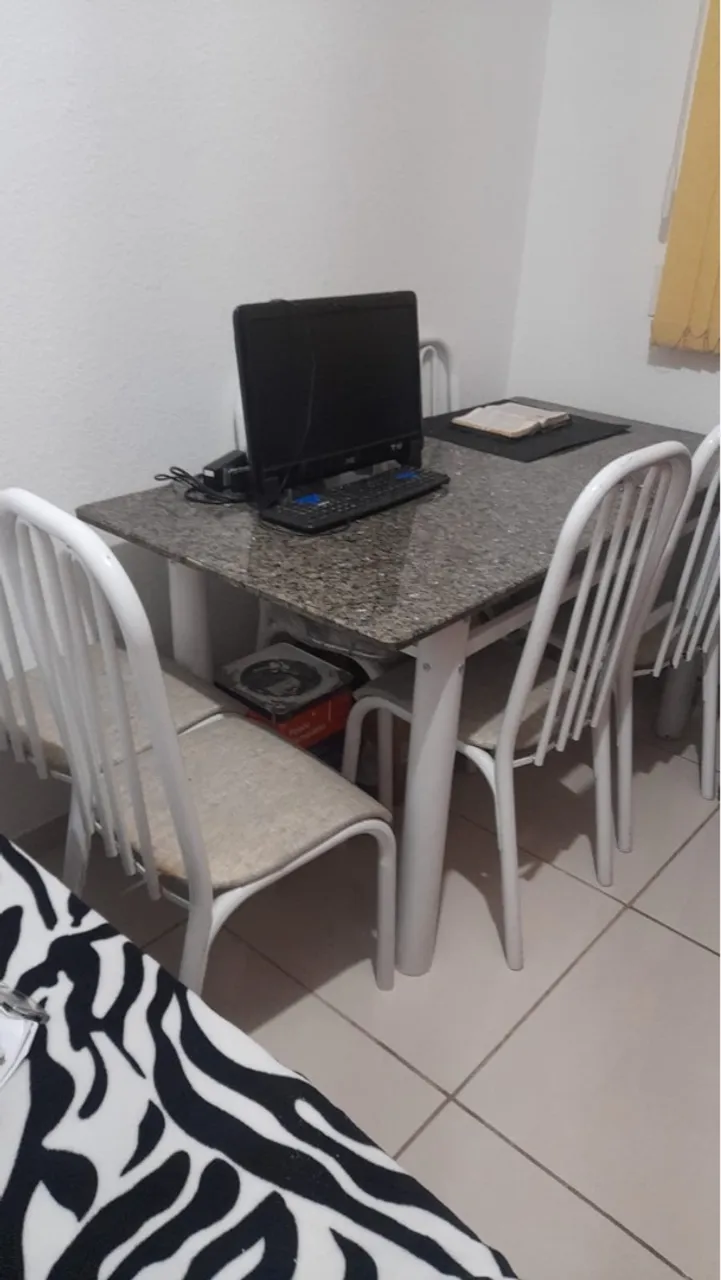 Mesa de Mármore com Cadeiras - Ótimo estado