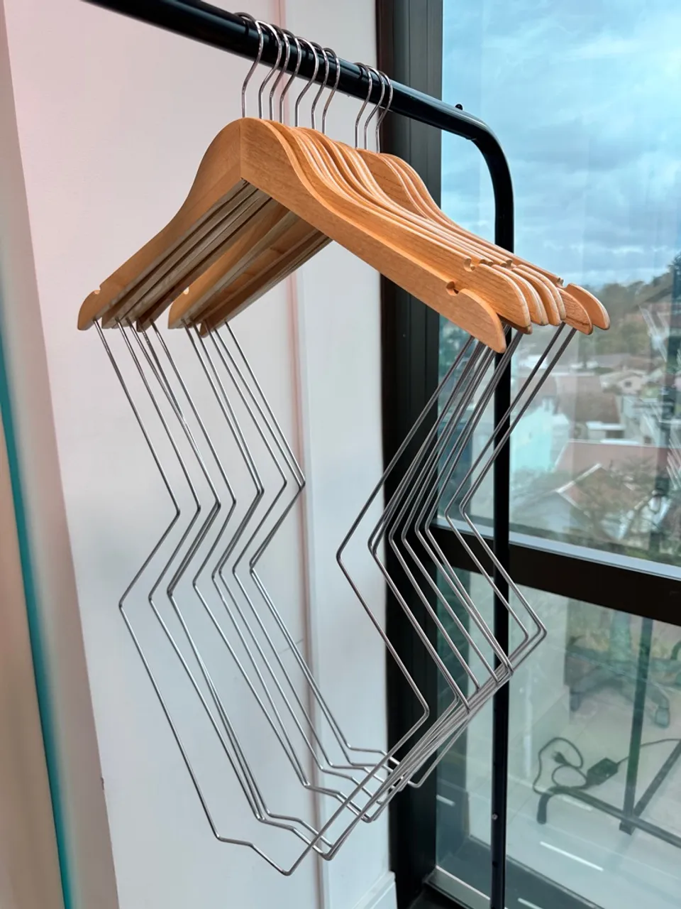Cabides de aço e madeira para roupas