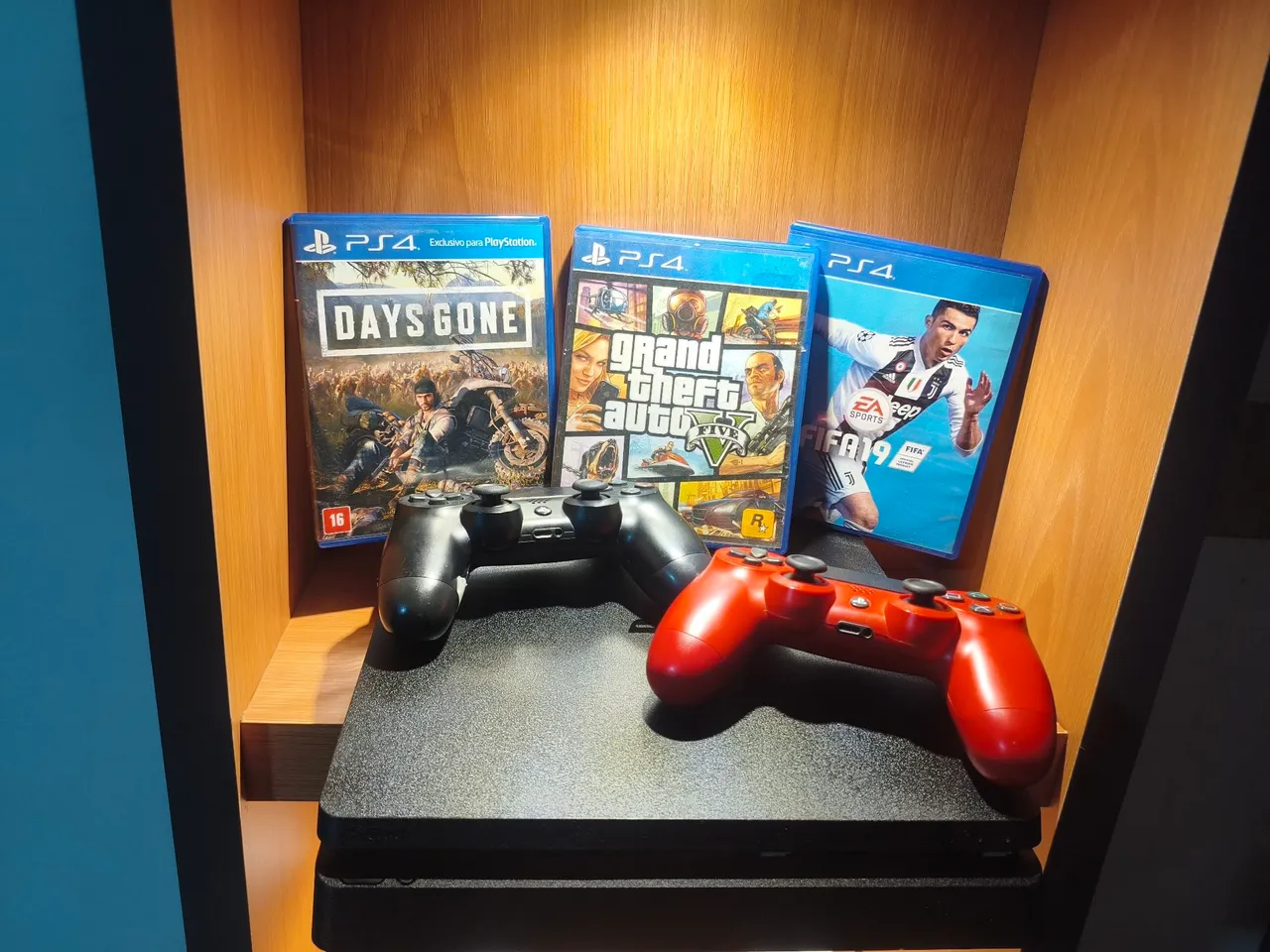 Playstation 4 + 3 Jogos + 2 Controles