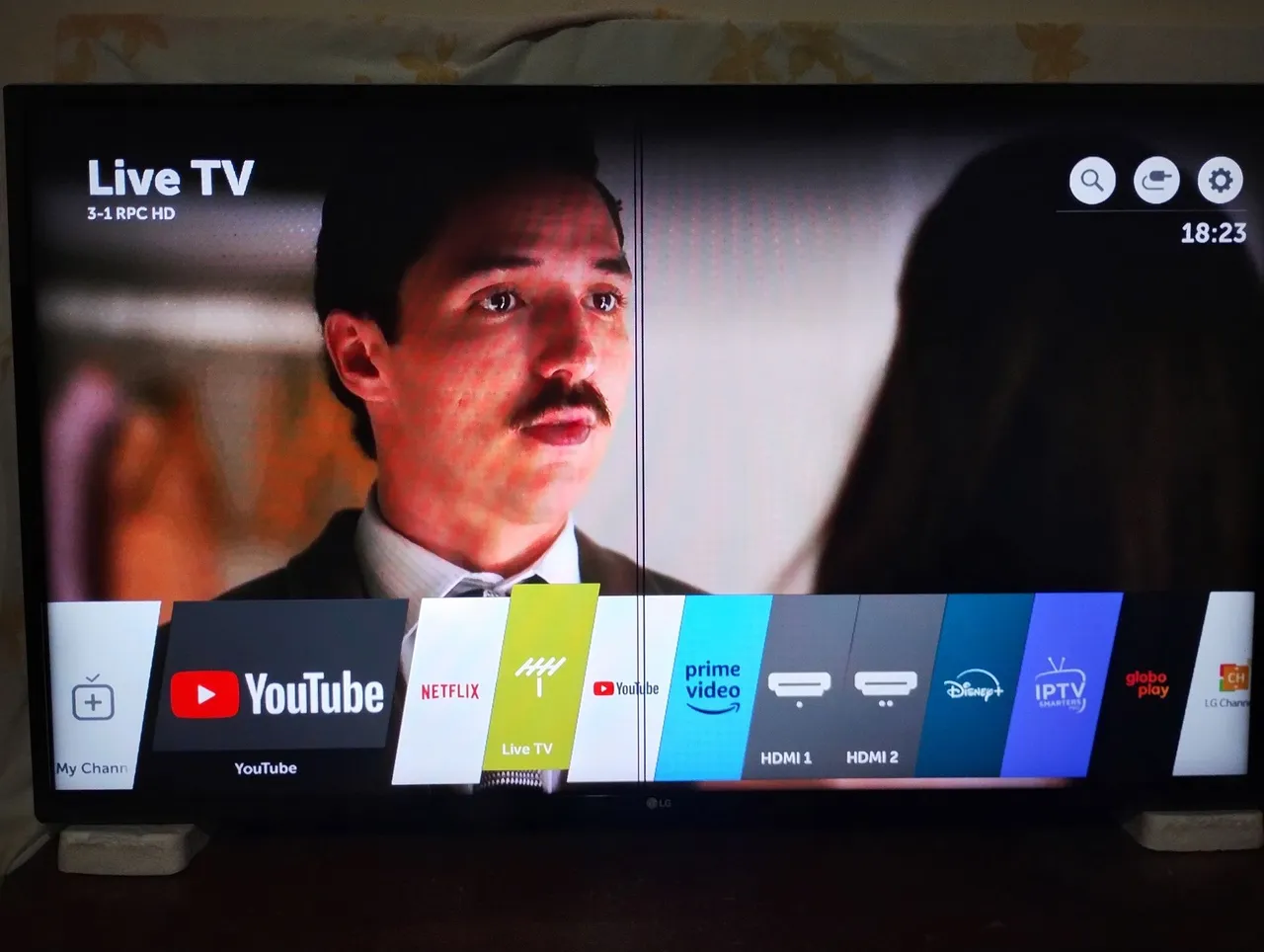 Smart TV digital de LED 43 polegada com linha na tela não atrapalha em nada 