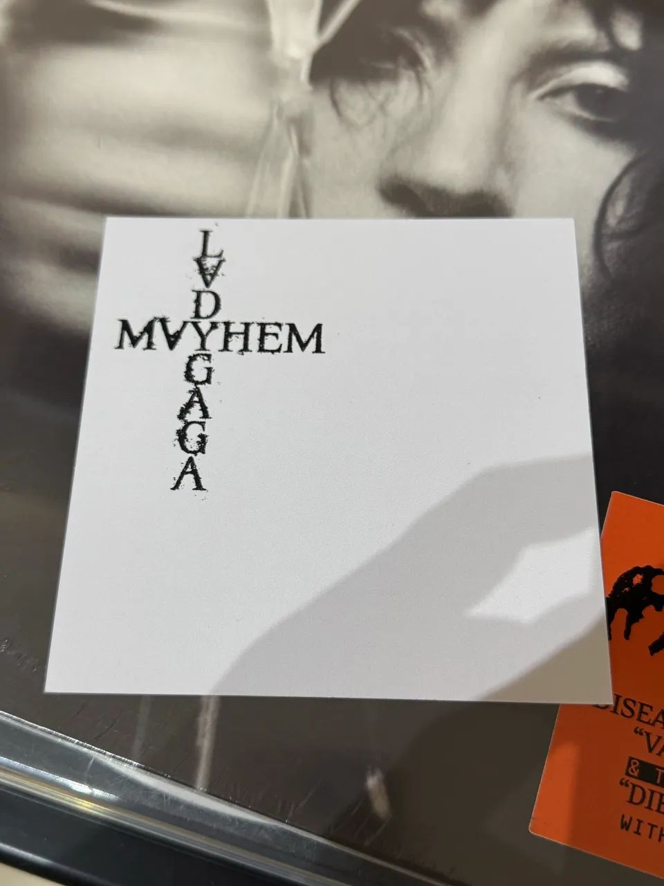 lady gaga - mayhem (vinil standard + card autografado) - Foto 5