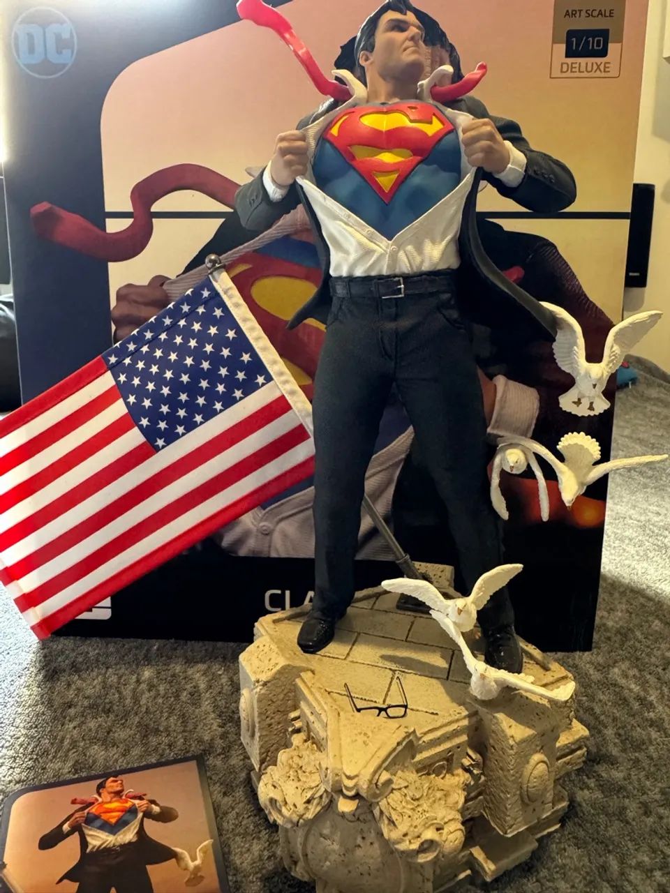 Iron studios Superman clark deluxe com card exclusivo  - Foto 2